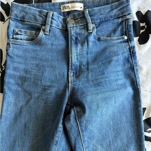 Zara Women’s straight leg jeans NEVER WORN size 2 US